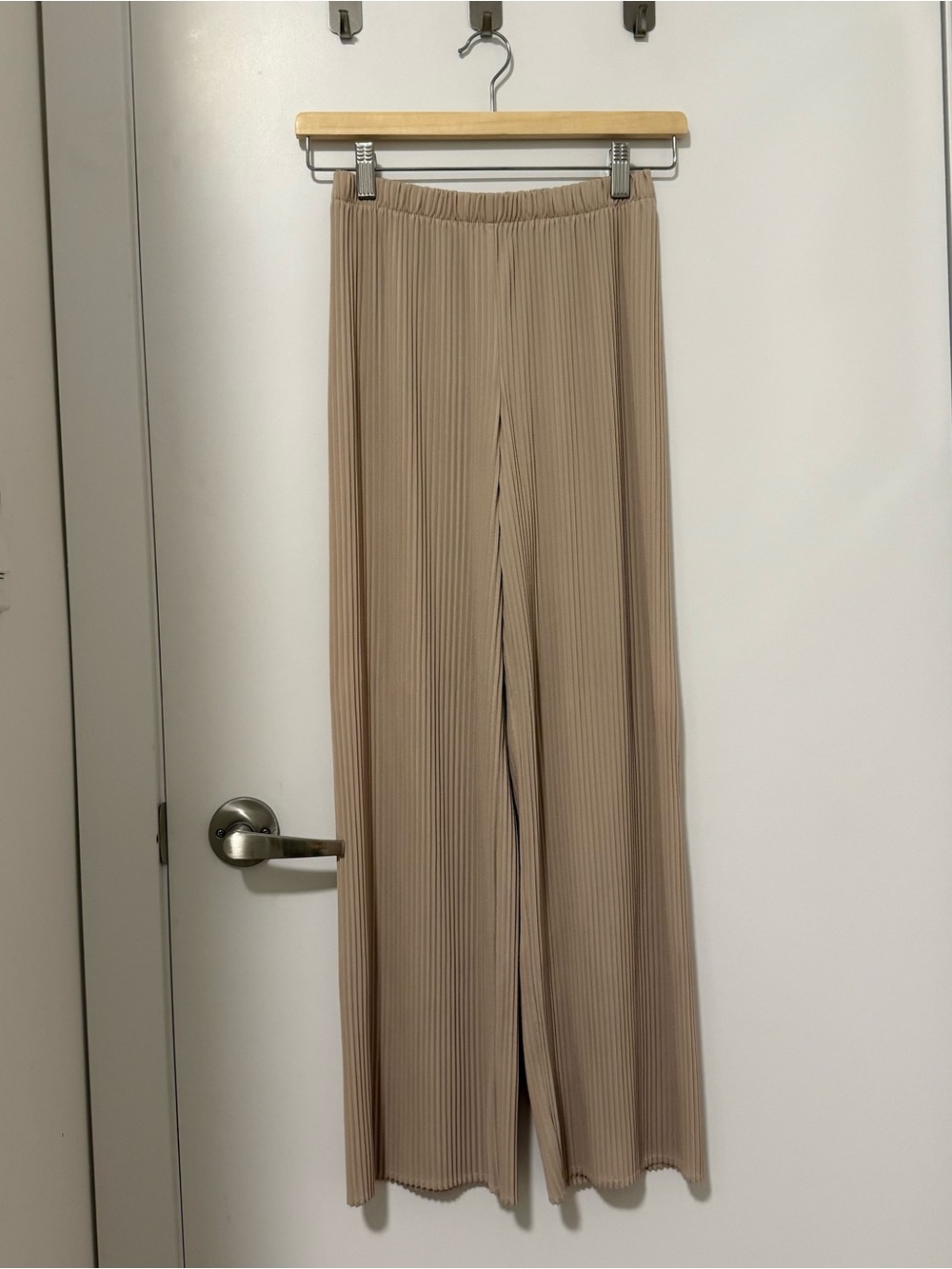 Uniqlo Beige Pleated Wide-Leg Pants